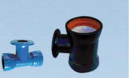 Socketed tee with central flange